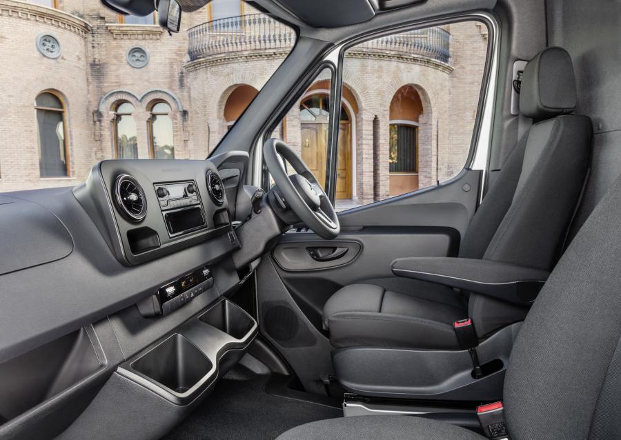 Интерьер Mercedes-Benz Sprinter Panel Van 2018 года  (UK) (фото 8 из 10)